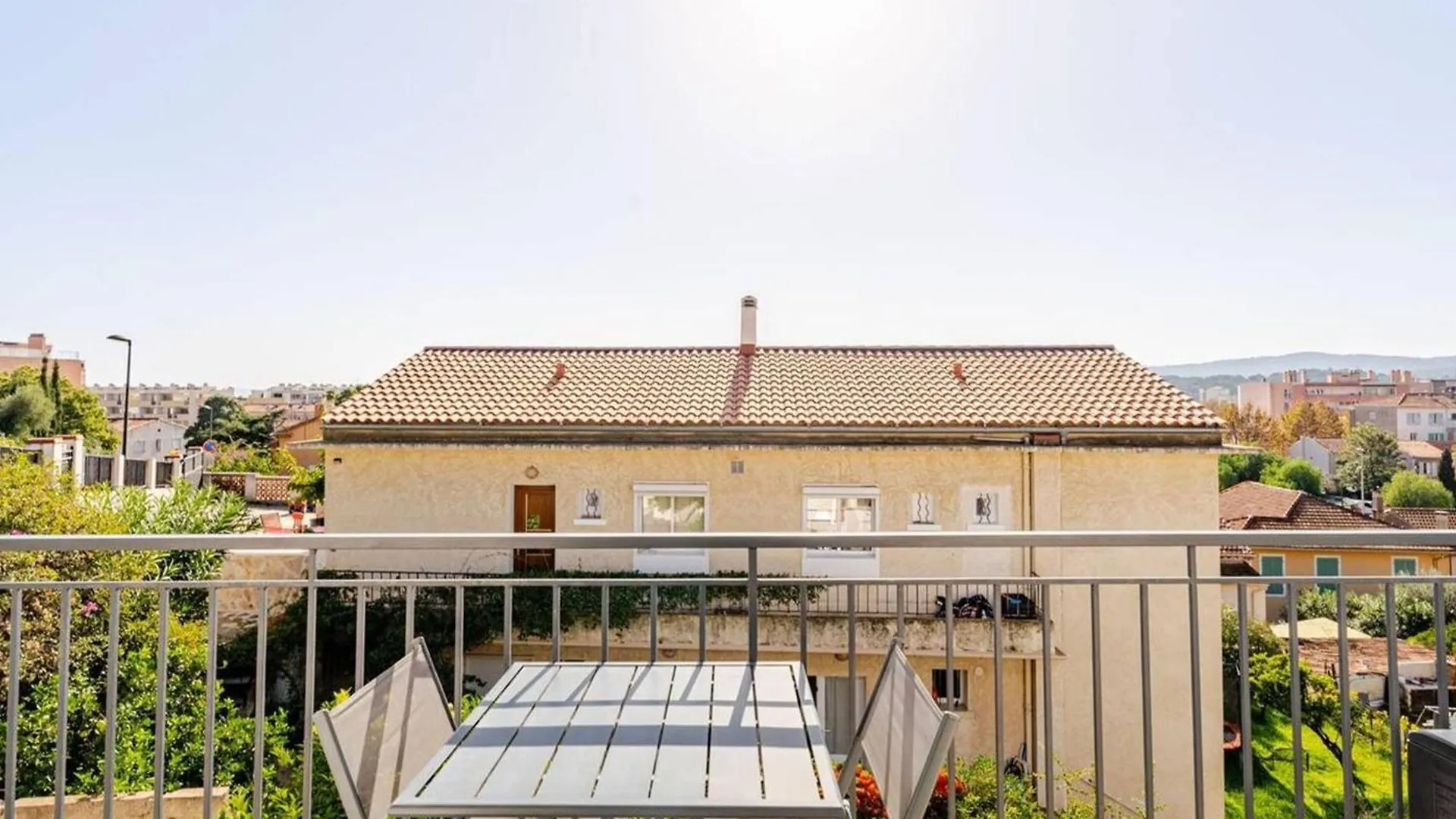 Charmant Studio Renove Au Coeur Du Lavandou Avec Clim Et Terrasse - Fr-1-816-7 Le Lavandou